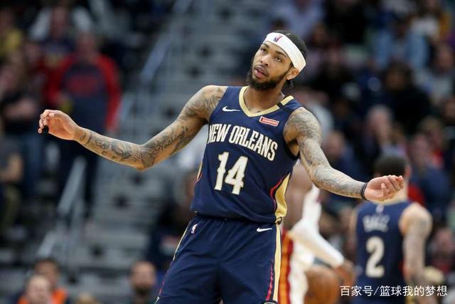 维尼修斯庆祝当选年度最佳球员 把World拼成word